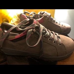 Caterpillar pink & brown shoes.  Steel toe.  Beautiful condition..used twice?
